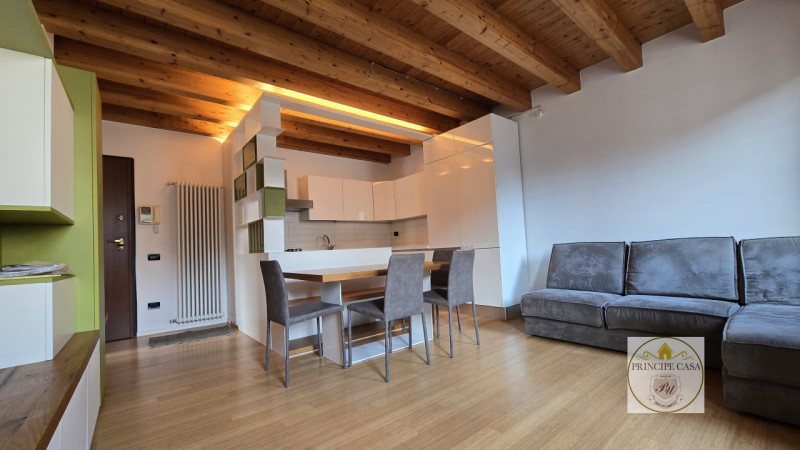 APE555 - Proponiamo in vendita un raffinato appartamento trilocale al primo piano situato in una ...