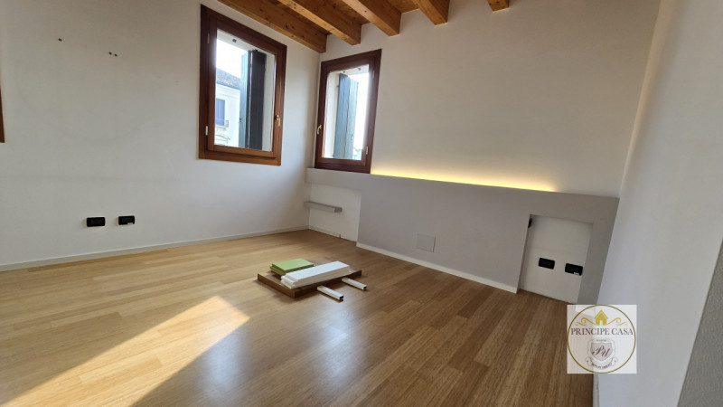 APE555 - Proponiamo in vendita un raffinato appartamento trilocale al primo piano situato in una ...