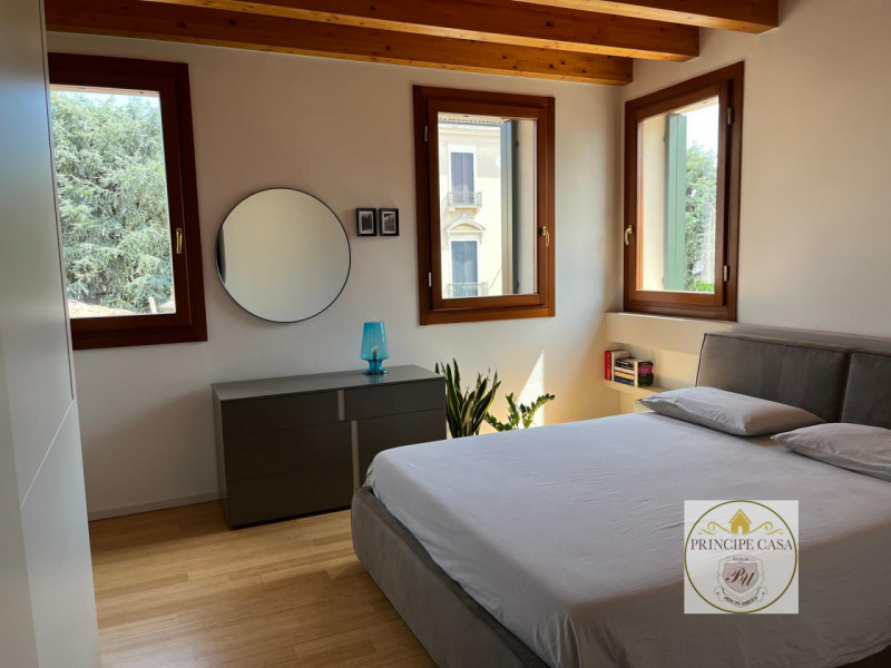 APE555 - Proponiamo in vendita un raffinato appartamento trilocale al primo piano situato in una ...