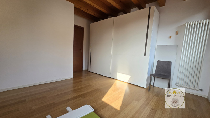 APE555 - Proponiamo in vendita un raffinato appartamento trilocale al primo piano situato in una ...