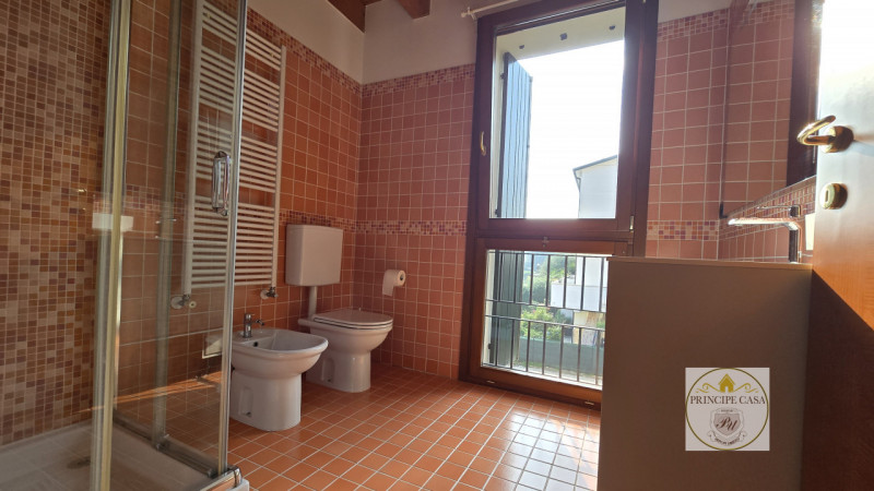 APE555 - Proponiamo in vendita un raffinato appartamento trilocale al primo piano situato in una ...