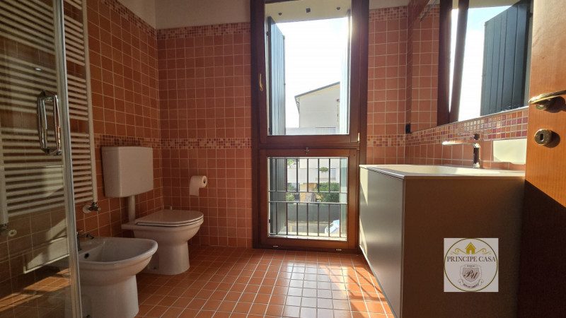 APE555 - Proponiamo in vendita un raffinato appartamento trilocale al primo piano situato in una ...