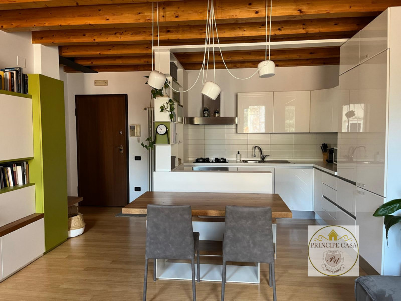 APE555 - Proponiamo in vendita un raffinato appartamento trilocale al primo piano situato in una ...