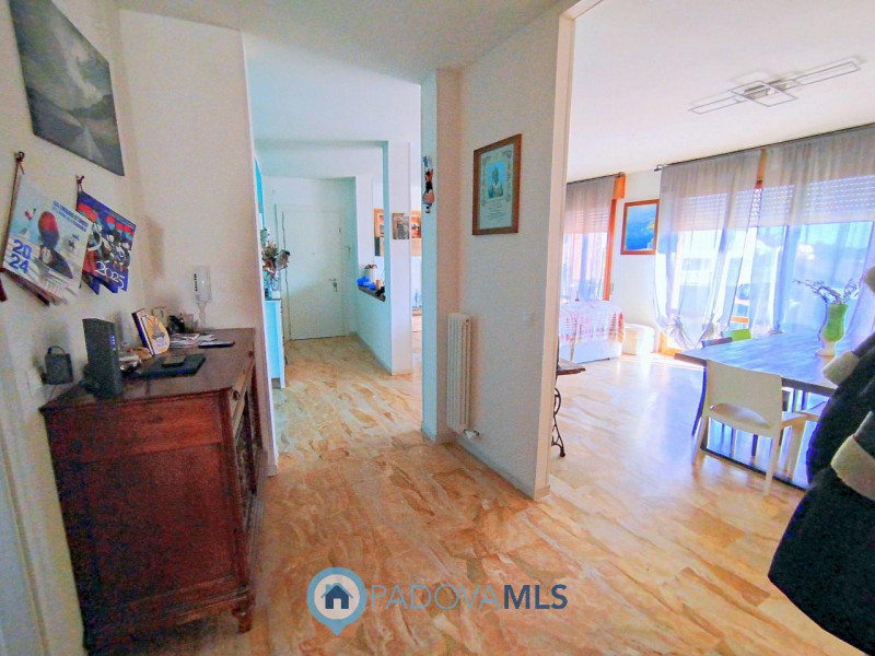 Immobile in esclusiva al Gruppo Padova MLS
Se stai cercando un appartamento spazioso e luminoso, ...