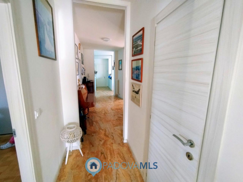 Immobile in esclusiva al Gruppo Padova MLS
Se stai cercando un appartamento spazioso e luminoso, ...