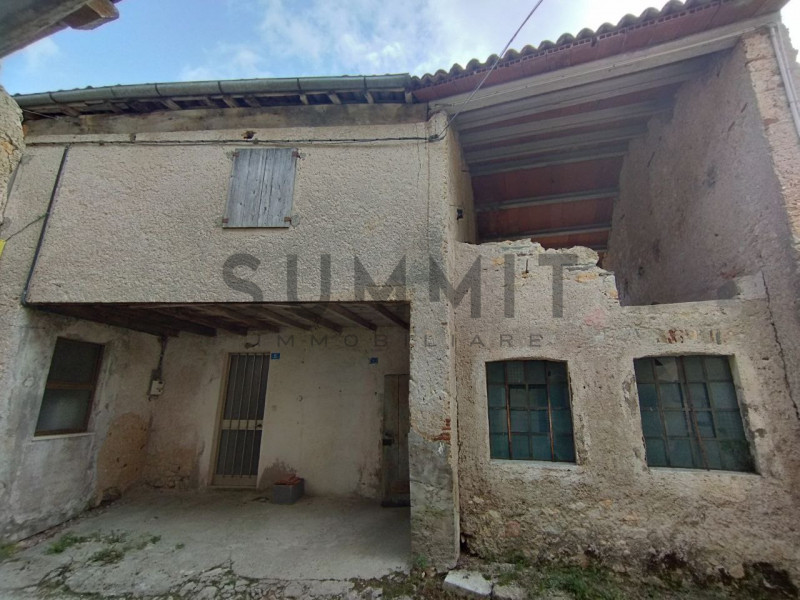 SCHIO - BOSCO DI TRETTO: In zona tranquilla ma non troppo isolata ampio RUSTICO da ristrutturare....