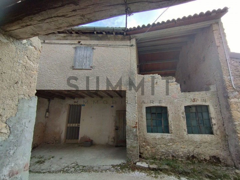 SCHIO - BOSCO DI TRETTO: In zona tranquilla ma non troppo isolata ampio RUSTICO da ristrutturare....