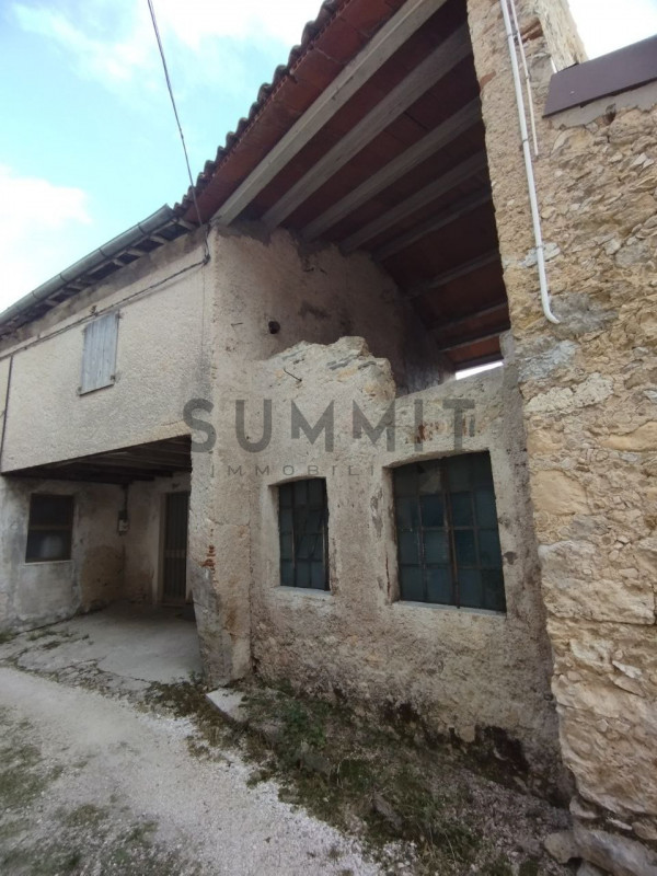 SCHIO - BOSCO DI TRETTO: In zona tranquilla ma non troppo isolata ampio RUSTICO da ristrutturare....