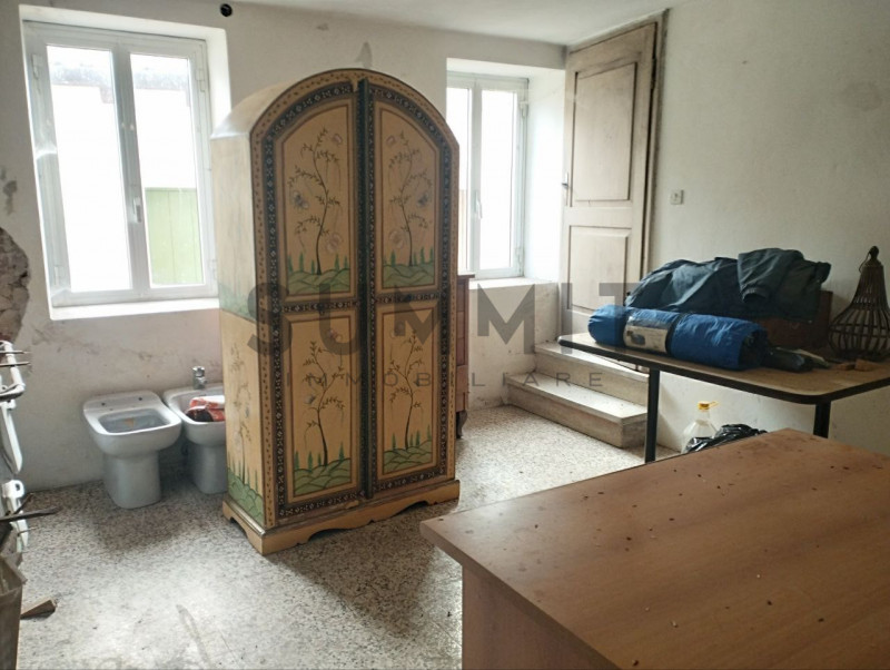 SCHIO - BOSCO DI TRETTO: In zona tranquilla ma non troppo isolata ampio RUSTICO da ristrutturare....