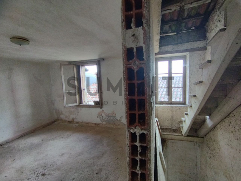 SCHIO - BOSCO DI TRETTO: In zona tranquilla ma non troppo isolata ampio RUSTICO da ristrutturare....