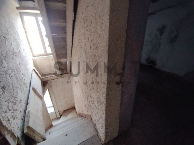 SCHIO - BOSCO DI TRETTO: In zona tranquilla ma non troppo isolata ampio RUSTICO da ristrutturare....