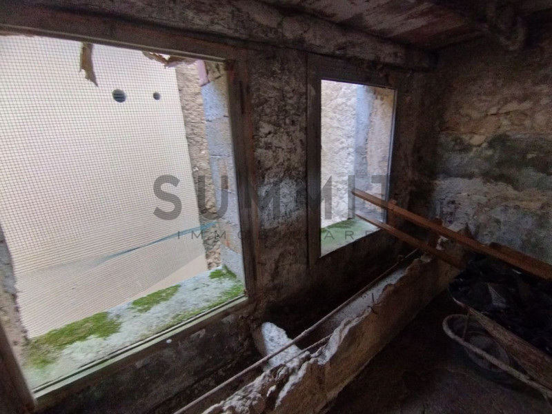 SCHIO - BOSCO DI TRETTO: In zona tranquilla ma non troppo isolata ampio RUSTICO da ristrutturare....