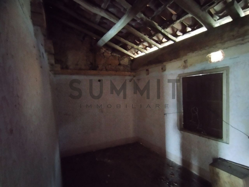 SCHIO - BOSCO DI TRETTO: In zona tranquilla ma non troppo isolata ampio RUSTICO da ristrutturare....