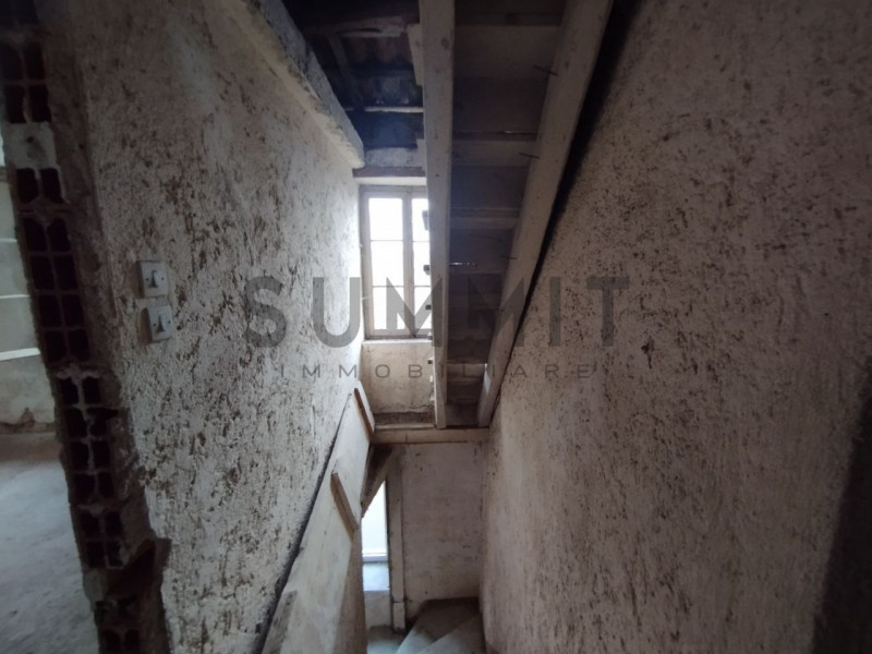 SCHIO - BOSCO DI TRETTO: In zona tranquilla ma non troppo isolata ampio RUSTICO da ristrutturare....