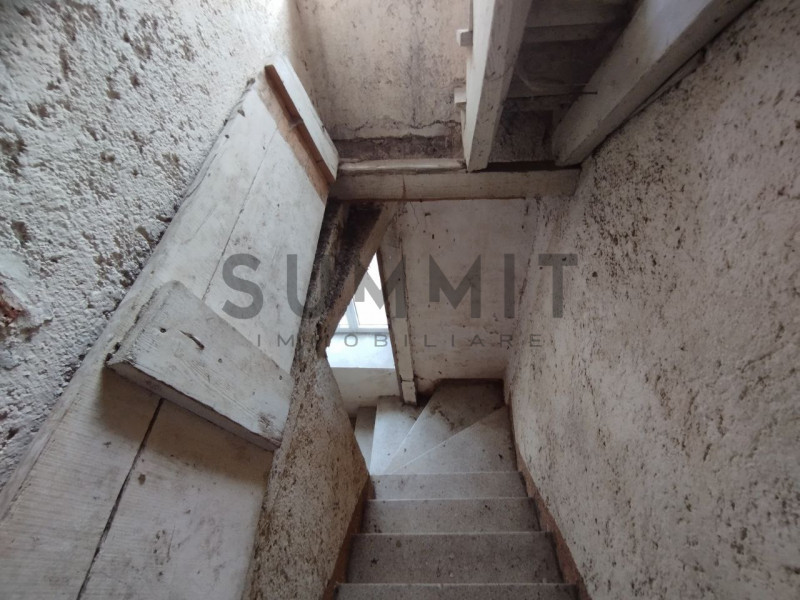 SCHIO - BOSCO DI TRETTO: In zona tranquilla ma non troppo isolata ampio RUSTICO da ristrutturare....