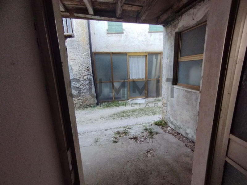 SCHIO - BOSCO DI TRETTO: In zona tranquilla ma non troppo isolata ampio RUSTICO da ristrutturare....