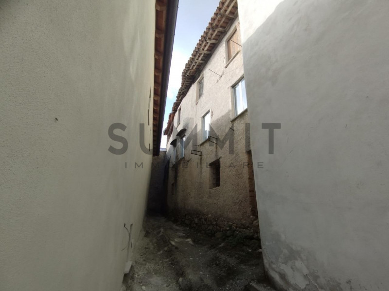 SCHIO - BOSCO DI TRETTO: In zona tranquilla ma non troppo isolata ampio RUSTICO da ristrutturare....