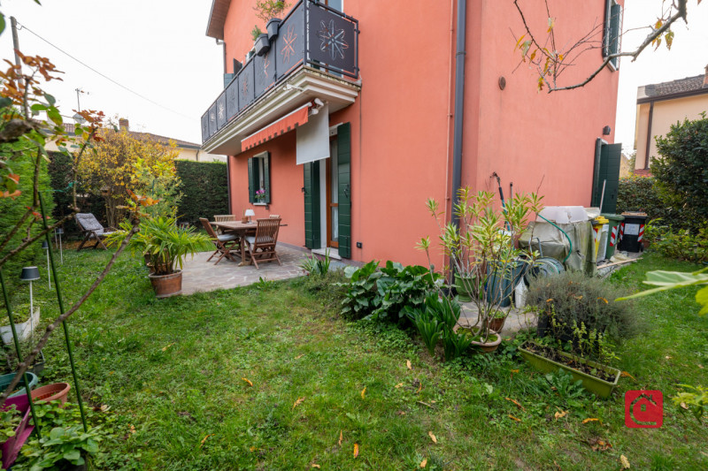 Splendida villa trifamiliare di recente costruzione inserita in esclusivo quartiere residenziale,...