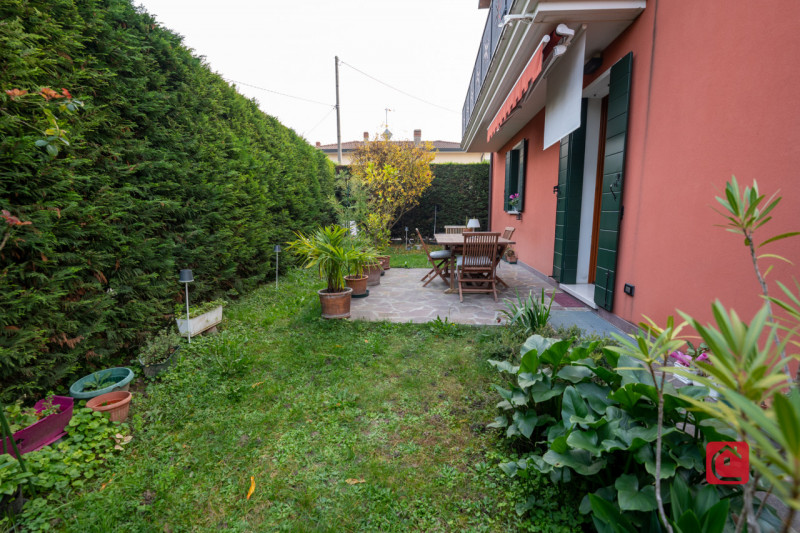 Splendida villa trifamiliare di recente costruzione inserita in esclusivo quartiere residenziale,...