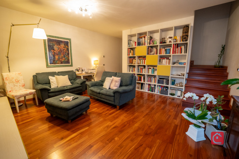 Splendida villa trifamiliare di recente costruzione inserita in esclusivo quartiere residenziale,...