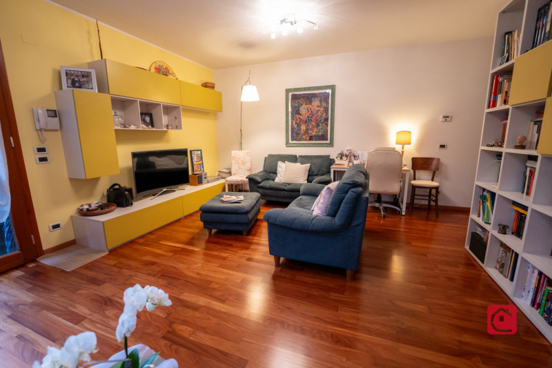 Splendida villa trifamiliare di recente costruzione inserita in esclusivo quartiere residenziale,...