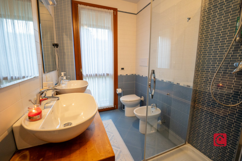 Splendida villa trifamiliare di recente costruzione inserita in esclusivo quartiere residenziale,...