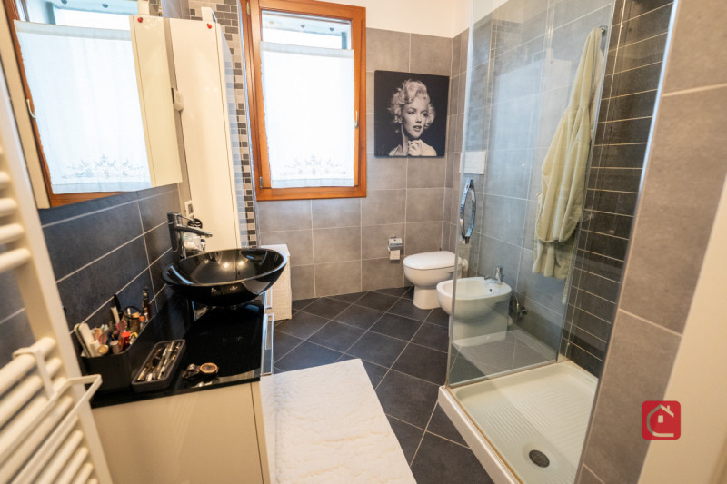 Splendida villa trifamiliare di recente costruzione inserita in esclusivo quartiere residenziale,...