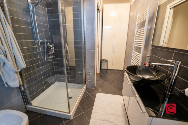 Splendida villa trifamiliare di recente costruzione inserita in esclusivo quartiere residenziale,...