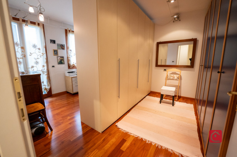 Splendida villa trifamiliare di recente costruzione inserita in esclusivo quartiere residenziale,...