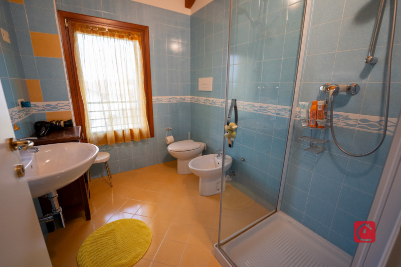 Splendida villa trifamiliare di recente costruzione inserita in esclusivo quartiere residenziale,...