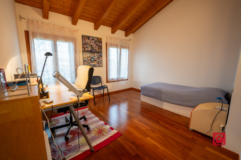 Splendida villa trifamiliare di recente costruzione inserita in esclusivo quartiere residenziale,...