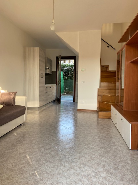 In zona Costigiola proponiamo miniappartamento arredato con ingresso indipendente, disposto su du...