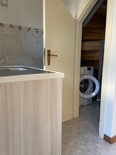 In zona Costigiola proponiamo miniappartamento arredato con ingresso indipendente, disposto su du...