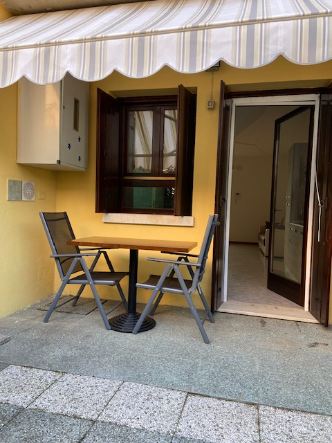 In zona Costigiola proponiamo miniappartamento arredato con ingresso indipendente, disposto su du...