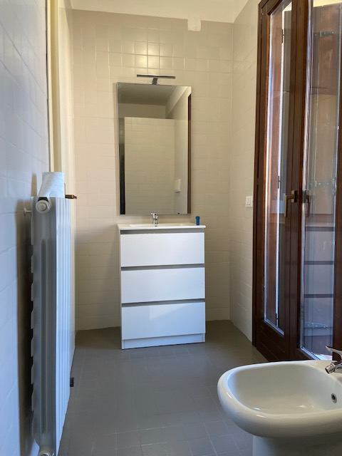 In zona Costigiola proponiamo miniappartamento arredato con ingresso indipendente, disposto su du...