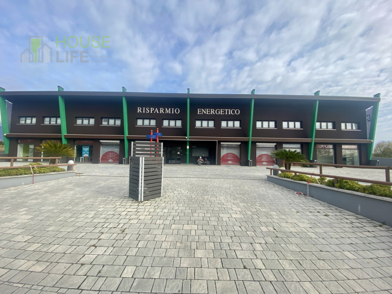 THIENE: in zona industriale e di facile accesso, IMMOBILE SINGOLO di 600 mq totali, disposto su d...