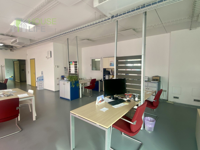 THIENE: in zona industriale e di facile accesso, IMMOBILE SINGOLO di 600 mq totali, disposto su d...