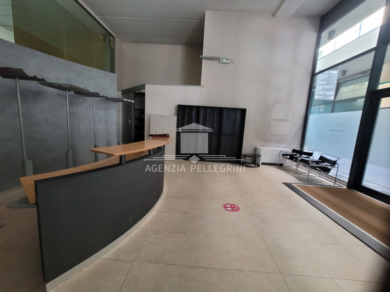 CENTRO DIAZ proponiamo prestigioso ufficio di 350 mq, particolarmente raffinato ed esclusivo graz...