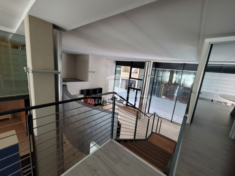 CENTRO DIAZ proponiamo prestigioso ufficio di 350 mq, particolarmente raffinato ed esclusivo graz...