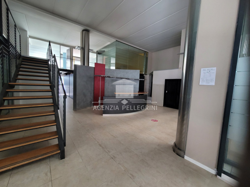 CENTRO DIAZ proponiamo prestigioso ufficio di 350 mq, particolarmente raffinato ed esclusivo graz...