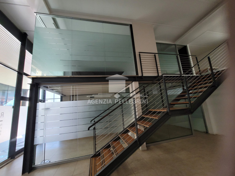 CENTRO DIAZ proponiamo prestigioso ufficio di 350 mq, particolarmente raffinato ed esclusivo graz...