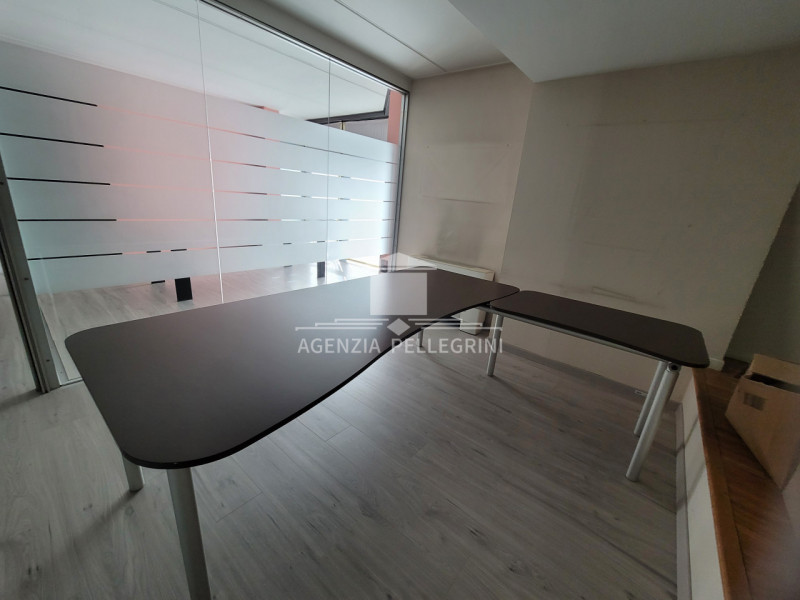 CENTRO DIAZ proponiamo prestigioso ufficio di 350 mq, particolarmente raffinato ed esclusivo graz...