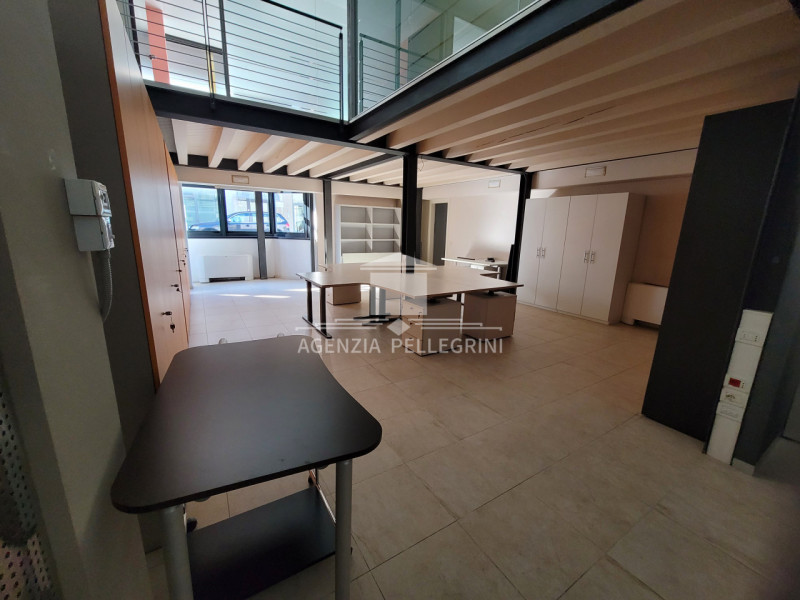 CENTRO DIAZ proponiamo prestigioso ufficio di 350 mq, particolarmente raffinato ed esclusivo graz...