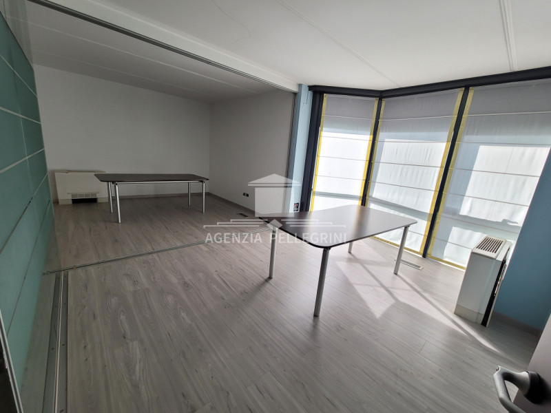 CENTRO DIAZ proponiamo prestigioso ufficio di 350 mq, particolarmente raffinato ed esclusivo graz...