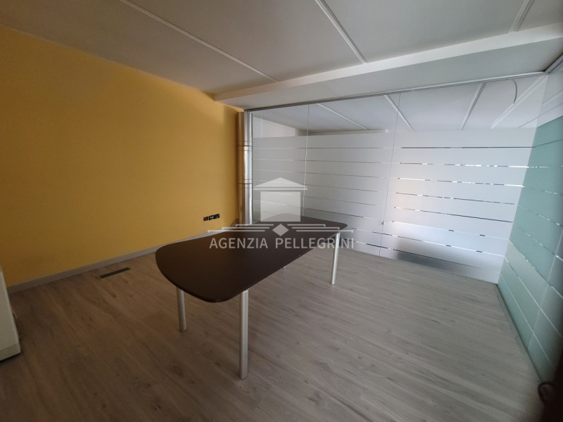 CENTRO DIAZ proponiamo prestigioso ufficio di 350 mq, particolarmente raffinato ed esclusivo graz...