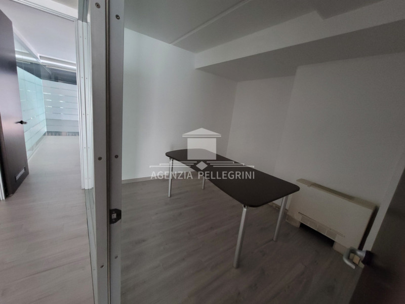 CENTRO DIAZ proponiamo prestigioso ufficio di 350 mq, particolarmente raffinato ed esclusivo graz...