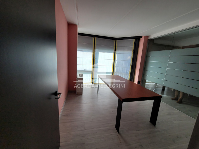 CENTRO DIAZ proponiamo prestigioso ufficio di 350 mq, particolarmente raffinato ed esclusivo graz...