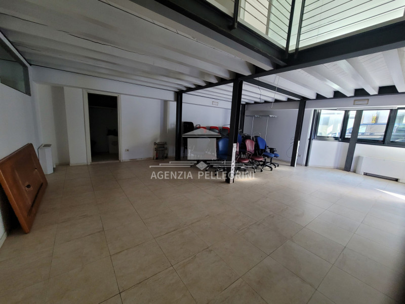 CENTRO DIAZ proponiamo prestigioso ufficio di 350 mq, particolarmente raffinato ed esclusivo graz...