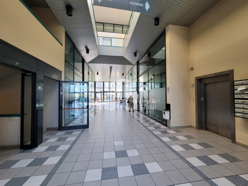 CENTRO DIAZ proponiamo prestigioso ufficio di 350 mq, particolarmente raffinato ed esclusivo graz...