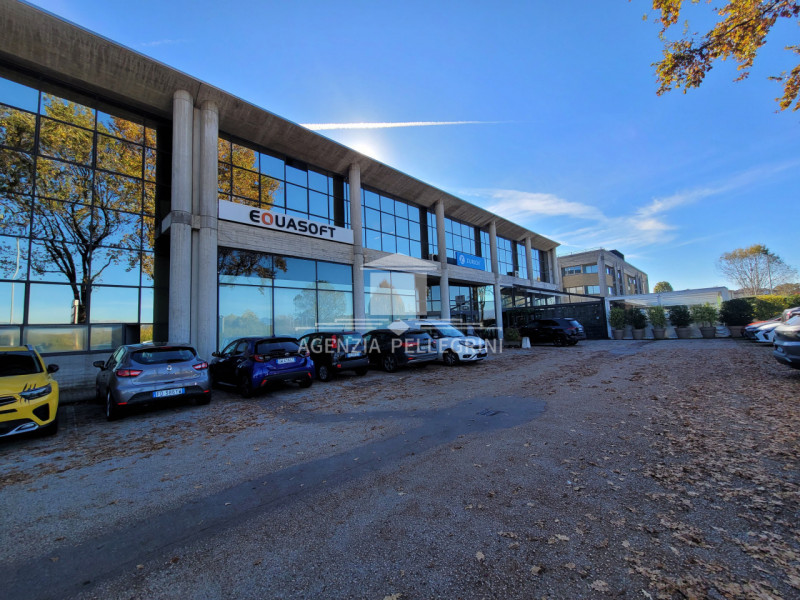 CENTRO DIAZ proponiamo prestigioso ufficio di 350 mq, particolarmente raffinato ed esclusivo graz...